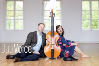 Jakob Rattinger mit seiner Viola da Gamba und Theresa Steinbach